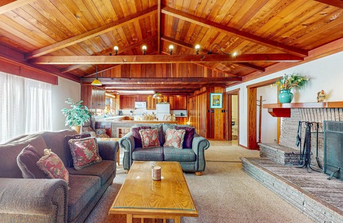 Mendocino House | Oceanview home - Hot tub & Steps to Russian Gulch