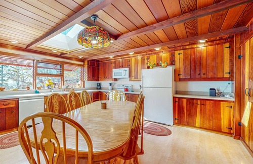 Mendocino House | Oceanview home - Hot tub & Steps to Russian Gulch