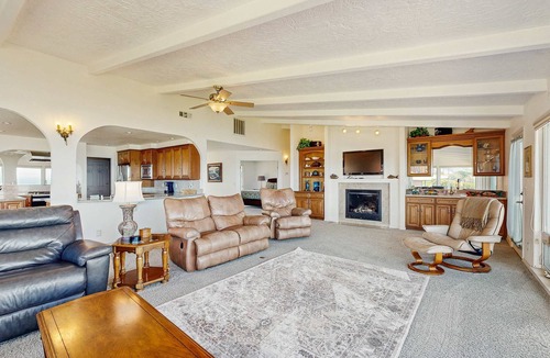 Fort Bragg House | Oceanview Home with Hot Tub & Private Beach Access