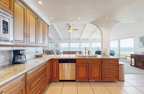 Fort Bragg House | Oceanview Home with Hot Tub & Private Beach Access