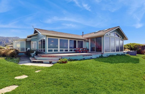 Fort Bragg House | Oceanview Home with Hot Tub & Private Beach Access