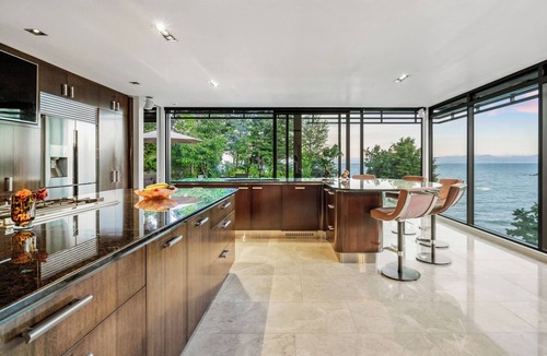 Ngaio Bay Cabin | Oceanview Penthouse Suite & Beach Access