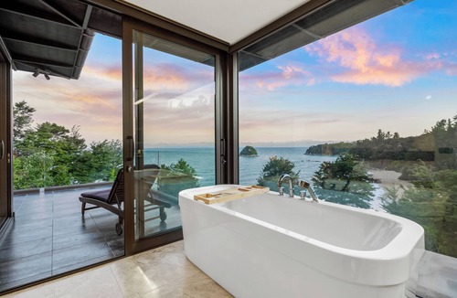 Ngaio Bay Cabin | Oceanview Penthouse Suite & Beach Access