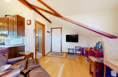 Elk House | Oceanview Studio - Beach, Fireplace & Deck