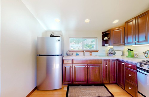 Elk House | Oceanview Studio - Beach, Fireplace & Deck