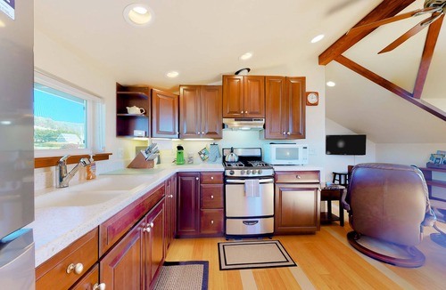 Elk House | Oceanview Studio - Beach, Fireplace & Deck