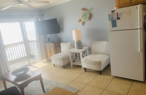 Sneads Ferry Condo | OCEANVIEW TOPSAIL ISLAND BEACH CONDO 1BR 1BA KING BED SNOWBIRD FRIENDLY