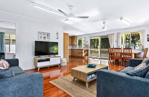 Traviston House | OceanViews on Burrum Whole