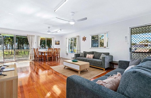 Traviston House | OceanViews on Burrum Whole