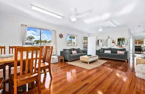 Traviston House | OceanViews on Burrum Whole