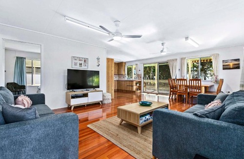 Traviston House | OceanViews on Burrum Up