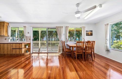 Traviston House | OceanViews on Burrum Up