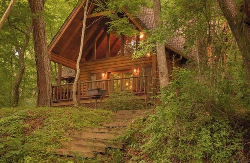 Benton Cabin | Ocoee Log Cabin steps from Ocoee in resort village