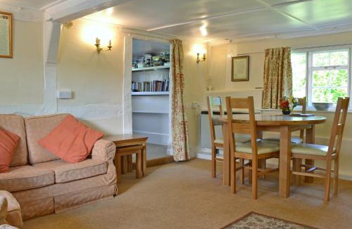 Collingbourne Kingston House | October Cottage