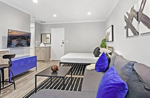 Lake View East Apartment | OD2 Sophisticated Studio Apartment w/ Modern Kitchen