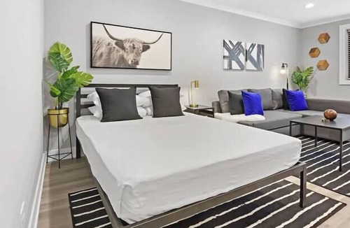 Lake View East Apartment | OD2 Sophisticated Studio Apartment w/ Modern Kitchen