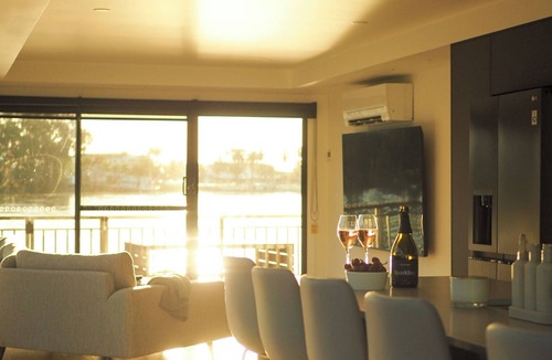 Renmark Boat Rental | Odyssey - Luxury Houseboat
