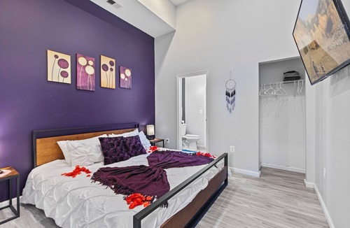 Old Goucher Apartment | ❤ of Downtown Baltimore ★Kitchen★Smart T