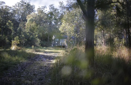 Main Creek House | Off-Grid Cabin Deep in Nature - Pet Friendly - Barney