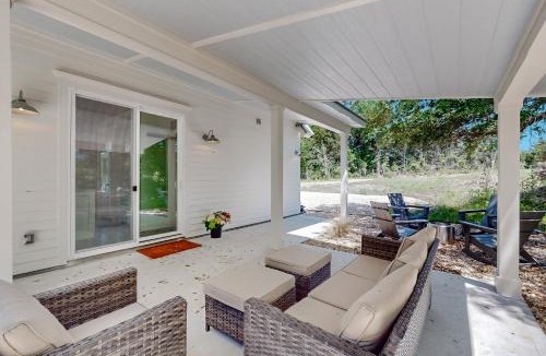 Brenham House | Off-Grid & Elegant Farmhouse Near Somerville Lake