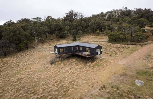 Tenterfield Apartment | Off-Grid Farm Stay with Scenic Views