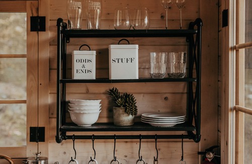 Gravenhurst Cabin | Off-Grid Getaway | Fireplace, BBQ & Patio