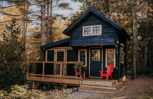 Gravenhurst Cabin | Off-Grid Getaway | Fireplace, BBQ & Patio