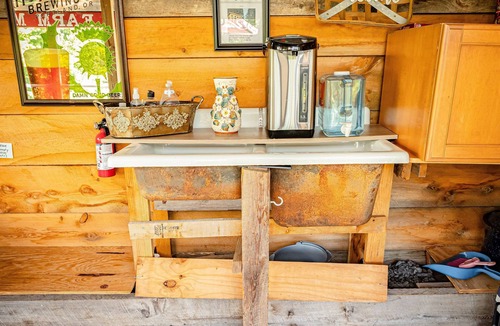 Town of Broome House | Off-Grid Glass Barn with Mountain View, Tub, Fan & Wi-fi