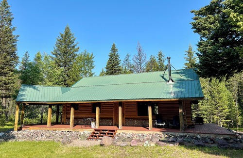 Missoula County Cabin | Off-Grid Log Cabin with Sauna & Hot Tub