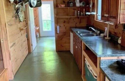 Golden Valley Cabin | Off-grid rustic 3-bedroom cabin on very quiet lake