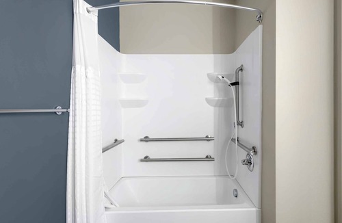 Asheville Hotel | Off I-240 - Charming Suites with Full Kitchens & Ample Workspaces for Guests
