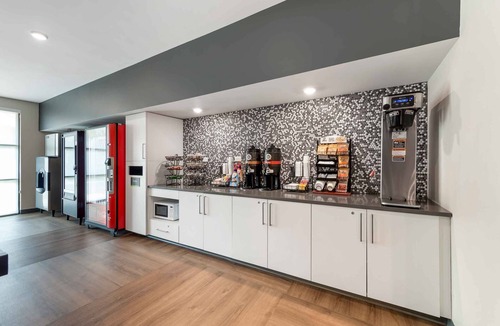 Asheville Hotel | Off I-240 - Charming Suites with Full Kitchens & Ample Workspaces for Guests