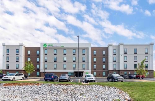 Asheville Hotel | Off I-240 - Charming Suites with Full Kitchens & Ample Workspaces for Guests