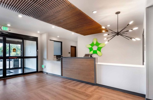 Asheville Hotel | Off I-240 - Charming Suites with Full Kitchens & Ample Workspaces for Guests