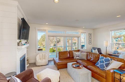 Nelscott House | Off of the Hook