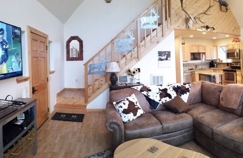 Riggins Cabin | Off the beaten path ridgetop location with dramatic mountain views