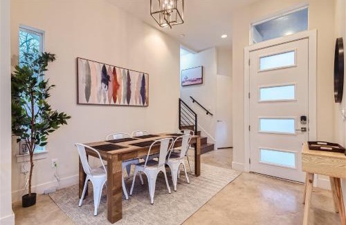 MLK House | Off the hook in Austin with Chic 2BR Retreat plus Firepit