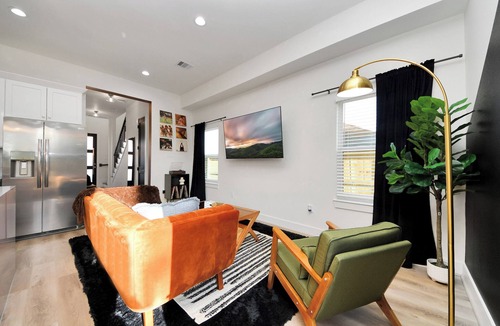 Southeast Houston House | Off The Record -Sleeps 10- Gated