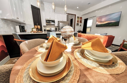 Southeast Houston House | Off The Record -Sleeps 10- Gated