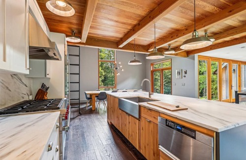 Moscow House | Ogden Falls: 2 br, wood fireplace, a/c, firepit, waterfall view!