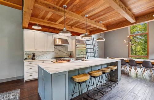 Moscow House | Ogden Falls: 2 br, wood fireplace, a/c, firepit, waterfall view!