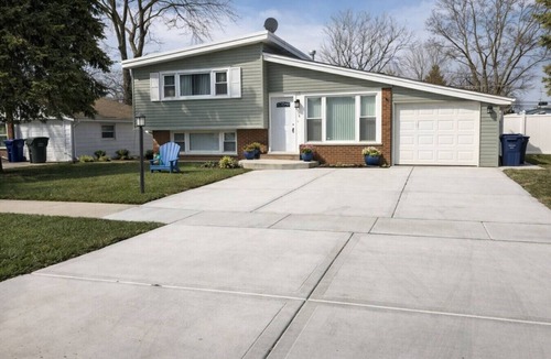 Des Plaines House | O’Hare 7-Bed Home | Workers & Insurance