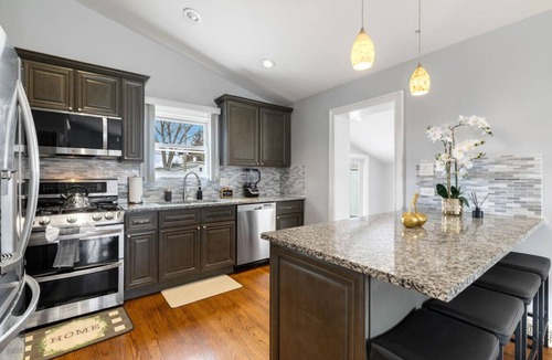 Des Plaines House | O’Hare 7-Bed Home | Workers & Insurance