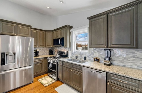 Des Plaines House | O’Hare 7-Bed Home | Workers & Insurance