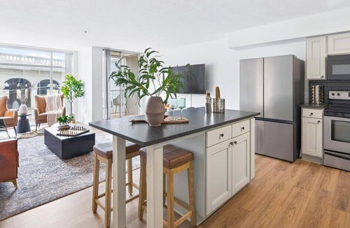 Ohio City Apartment | Ohio City Condo | Gym + Balcony | Walk to W.25th