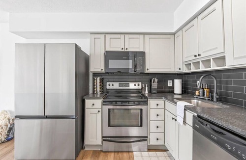 Ohio City Apartment | Ohio City Condo | Gym + Balcony | Walk to W.25th