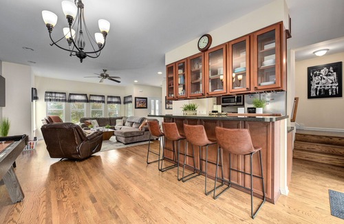Detroit - Shoreway House | Ohio City Getaway W/Hot Tub, Pool Table and more!