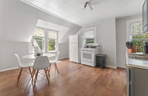 Detroit - Shoreway House | Ohio City · KING Bed · Free Parking · Pet Friendly