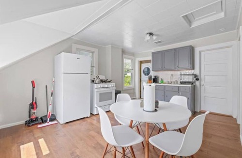 Detroit - Shoreway House | Ohio City · KING Bed · Free Parking · Pet Friendly