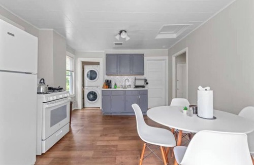 Detroit - Shoreway House | Ohio City · KING Bed · Free Parking · Pet Friendly